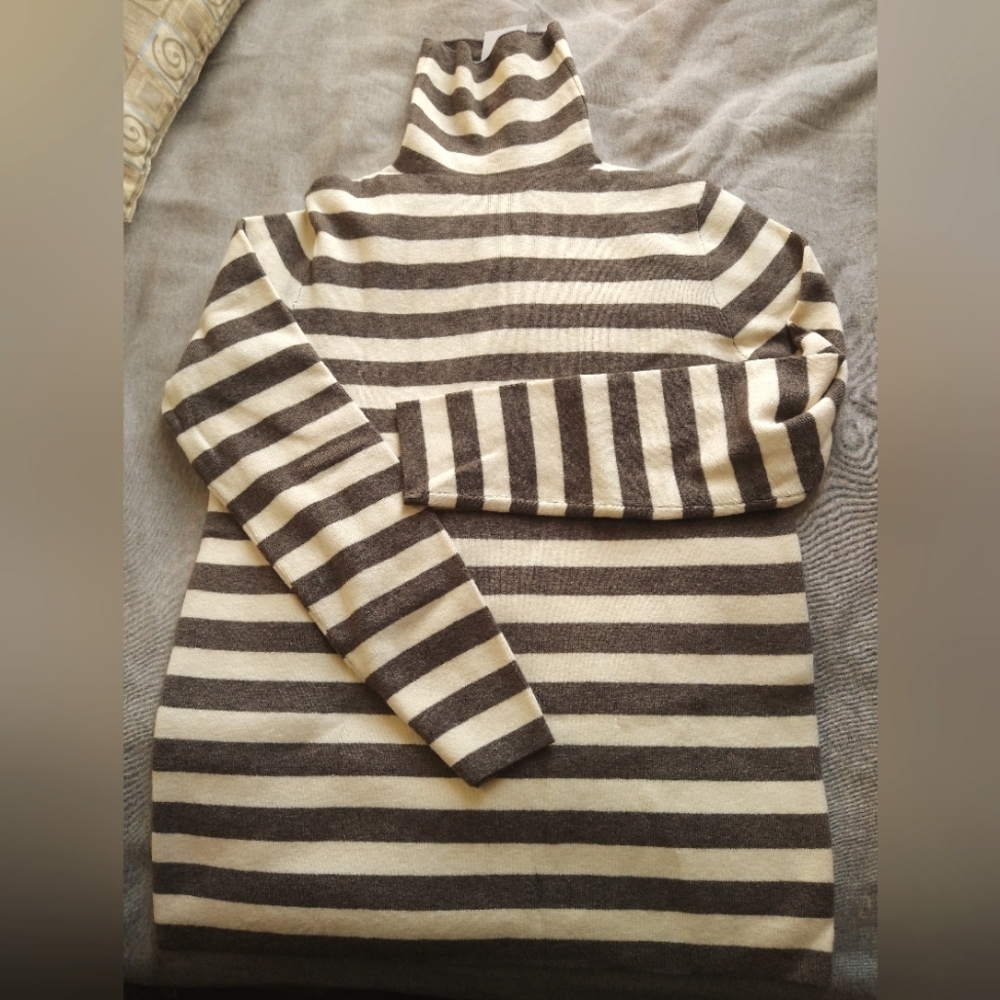 Very soft  turtleneck size large